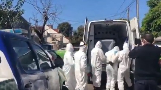 VIDEO: su abuela tiene coronavirus, no avisó y escupió a los policías que lo detuvieron