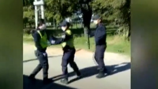 VIDEO: en un control por la cuarentena, un policía le pegó a un agente de tránsito