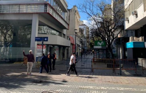 Por la alta circulación de gente en el centro, controlan el área peatonal con vallas y cerco policial