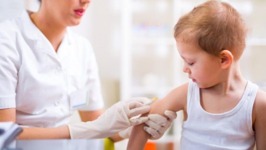 2 x 1: buscan aprovechar la vacunación antigripal en niños para aplicar dosis contra el sarampión