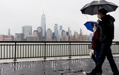 Coronavirus en Nueva York: un farmacéutico acumuló miles de barbijos y los vendió 20 veces más caro