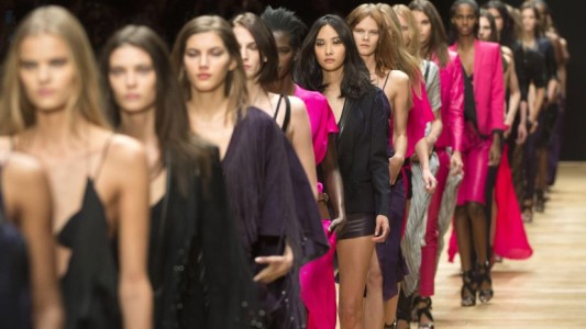 El gremio de las modelos pide que le paguen el bono de 10 mil pesos