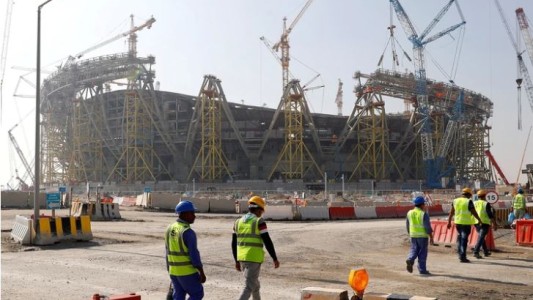 Qatar 2022: ocho obreros contrajeron coronavirus pero las obras no se detendrán