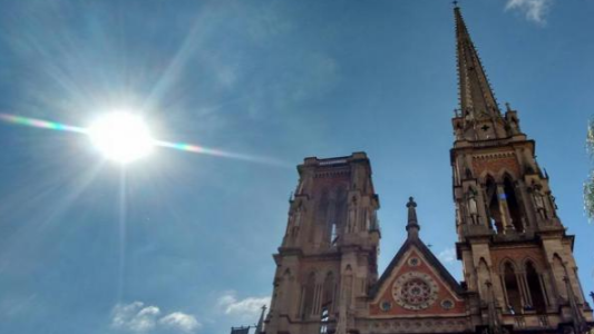 Con un poquito de viento y mucho sol, así seguirá el clima durante el viernes