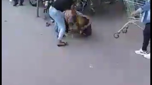 VIDEO: brutal pelea entre cuatro mujeres en la puerta de un supermercado
