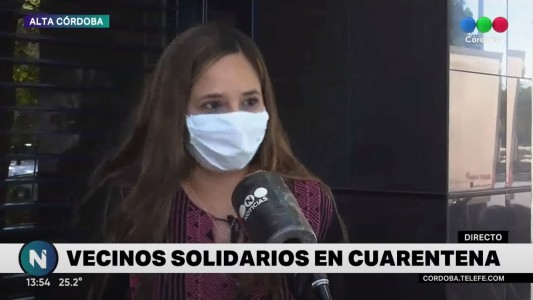 Joven solidaria asiste a jubilados en cuarentena