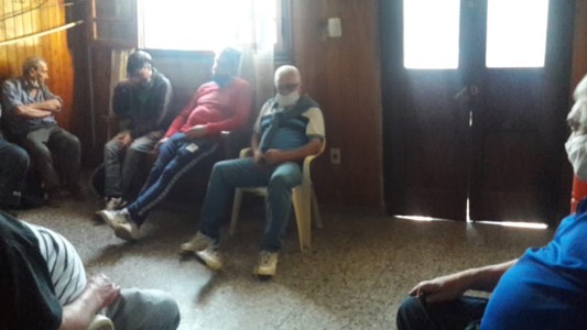 Estaban de peña comiendo pescados: Quedaron todos detenidos