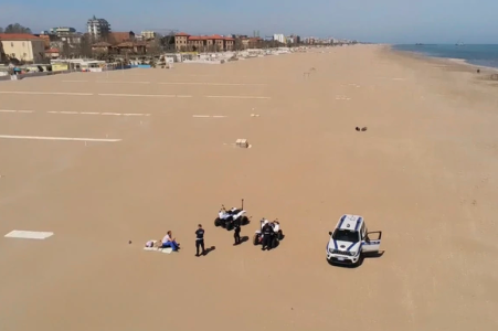 Video: el impresionante operativo con un dron y policías para atrapar a un solitario hombre en la playa
