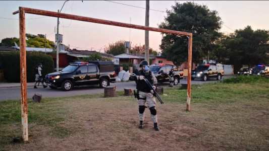 Policías irrumpieron en un partido de fútbol y tuvieron que atajar piedras