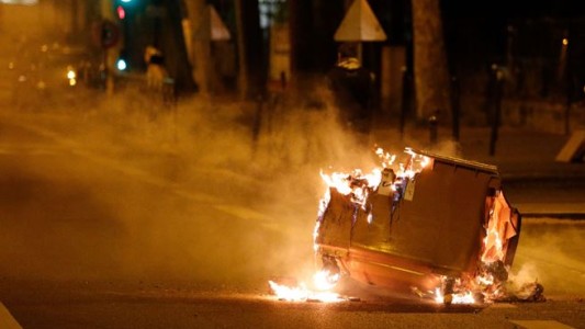 Por cuarta noche consecutiva, la periferia de París es escenario de disturbios callejeros