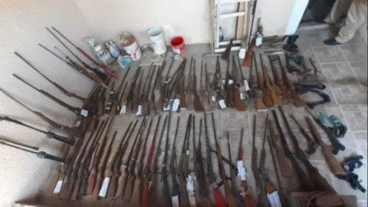 Detuvieron a tres judiciales acusados por robar armas incautadas y venderlas por internet