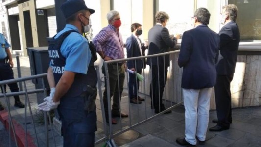 Tres abogados y una clienta pedían abrir Tribunales y fueron detenidos por violar la cuarentena