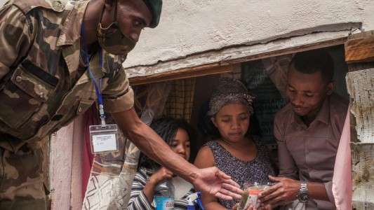En Madagascar reparten un té de hierbas para luchar contra el coronavirus