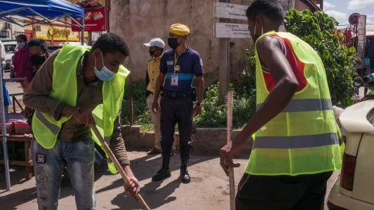 Obligan a barrer la vía pública a quienes salen sin tapaboca