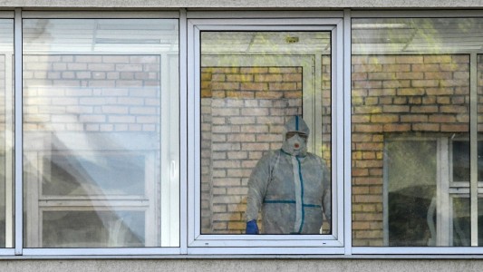 Preocupación por los médicos que "se caen" de las ventanas de hospitales en Rusia durante la pandemia
