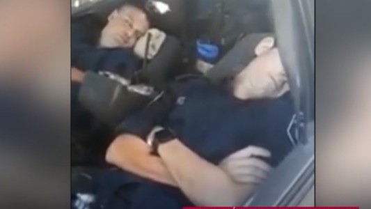 Video: en medio del patrullaje, los policías se fueron a dormir