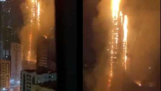 Dramático incendio consume un rascacielos de 48 pisos en Emiratos Árabes