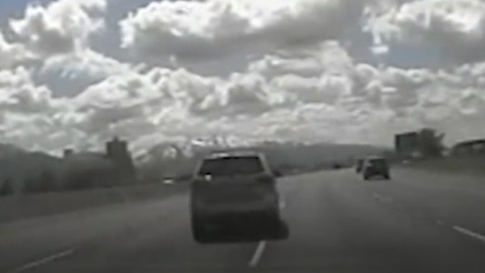 Video: tras discutir con su mamá, un nene de 5 años salió a manejar a la ruta