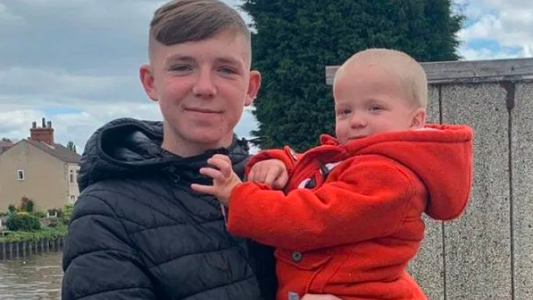 La historia del joven héroe que se tiró al agua helada para salvar a un bebé de 15 meses