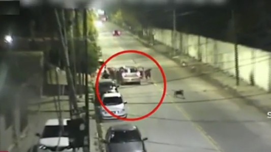 Video: los perseguía la Policía tras un robo y se tiraron del auto en movimiento para escapar