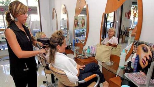 "Zonas blancas": Vuelven las peluquerías, quinielas, nutricionistas y psicologos