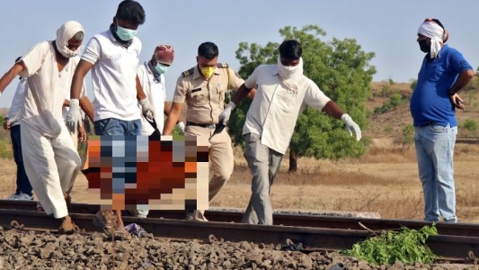 Tragedia en India: 14 trabajadores murieron arrollados por un tren cuando dormían en las vías