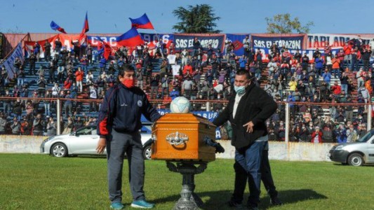 Emoción y pedido de justicia en la despedida al Trinche Carlovich en Rosario