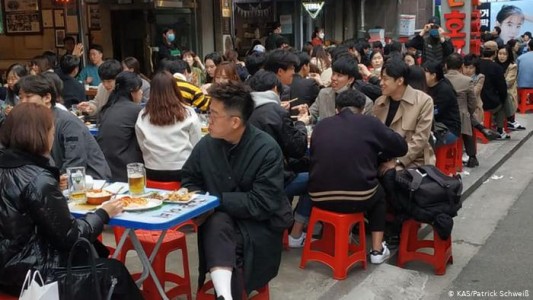 Seúl vuelve a cerrar los bares tras repunte de contagios de coronavirus