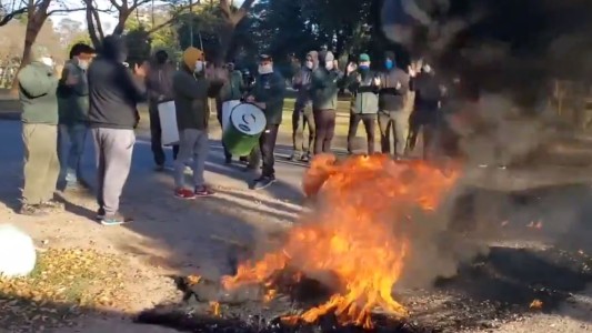 Empleados de Espacios Verdes, están de ese color por el recorte de horas que rige desde hoy