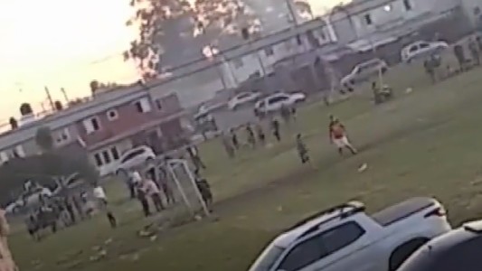 Organizaron un torneo de fútbol, echaron policías a piedrazos y la Justicia prefirió dejarlos terminar
