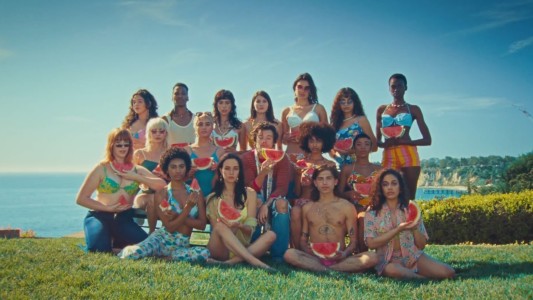 Harry Styles rodeado de chicas sin distancia social en su nuevo video