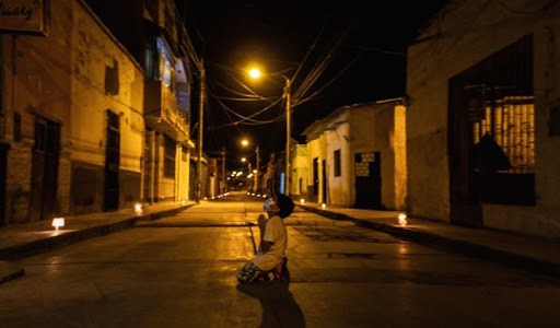 La foto del nene arrodillado rezando en la calle para que se termine la pandemia de coronavirus