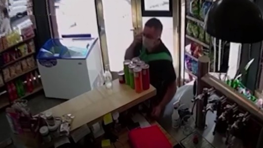 Video: robó un celular en un comercio y al otro día volvió a devolverlo para cobrar recompensa