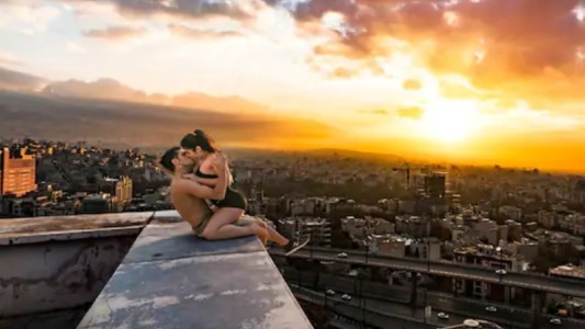 Detuvieron a un famoso atleta del parkour por besos en los techos