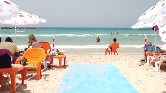 Israel reabre sus playas en medio de una ola de calor en Tel Aviv