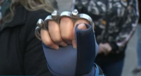 Vecina harta de la inseguridad sale a la calle con manopla con púas