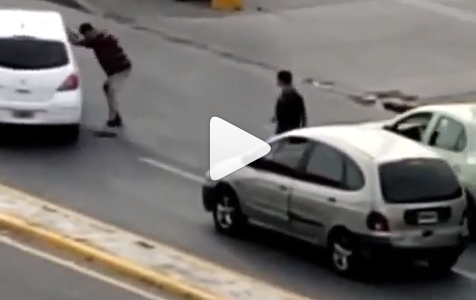 VIDEO: asaltos express en el semáforo, detienen a uno de los delincuentes y buscan al segundo