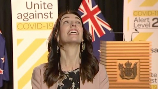 VIDEO: Un terremoto sorprendió a la primera ministra de Nueva Zelanda durante una entrevista