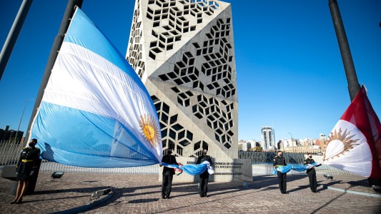 "Mantengámonos unidos y sanos", pidió Schiaretti en el acto oficial del 25 de Mayo