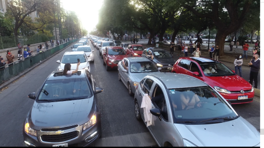 Imponente caravana de médicos: "en contra de las amenzas, acusaciones y maltratos"