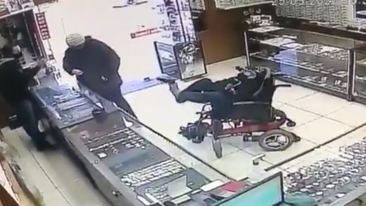 Video: en silla de ruedas y con un arma en los pies, un joven asaltó una joyería