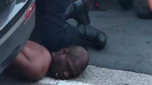 Video: policía pisó con la rodilla a un hombre negro y lo mató mientras estaba esposado