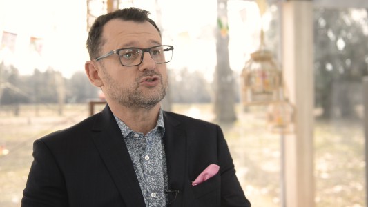 Christophe se cortó el pelo a sí mismo y las redes estallaron