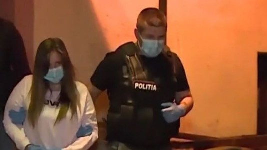 VIDEO: el momento en que una mujer tira al piso a su bebé de 2 meses