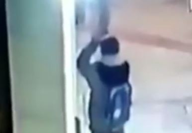 VIDEO: Hasta le pisó la cabeza a su cómplice para robar