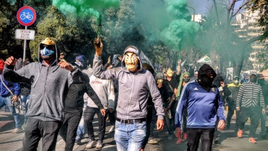 Con caretas de It y Dalí, nutrida protesta de municipales contra recortes y reforma previsional