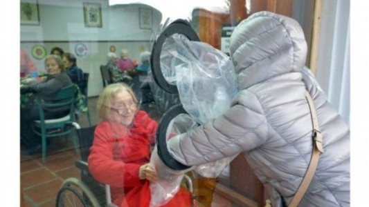 Con un ingenioso sistema volvieron los abrazos en un geriátrico de Tandil