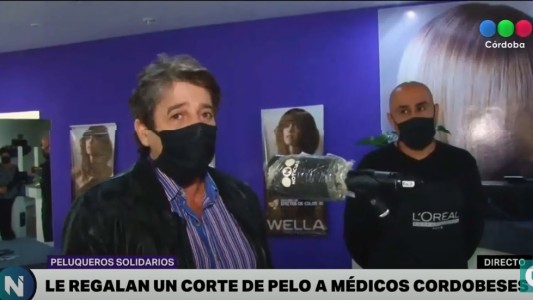 Peluqueros solidarios: Regalan un corte de pelo a médicos cordobeses