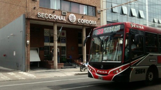 Los cordobeses seguirán sin colectivos por un paro inédito del transporte urbano