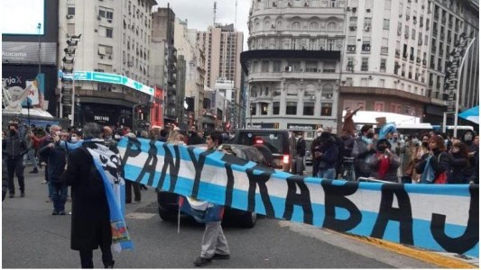 Manifestantes se concentran en el Obelisco para protestar contra la cuarentena